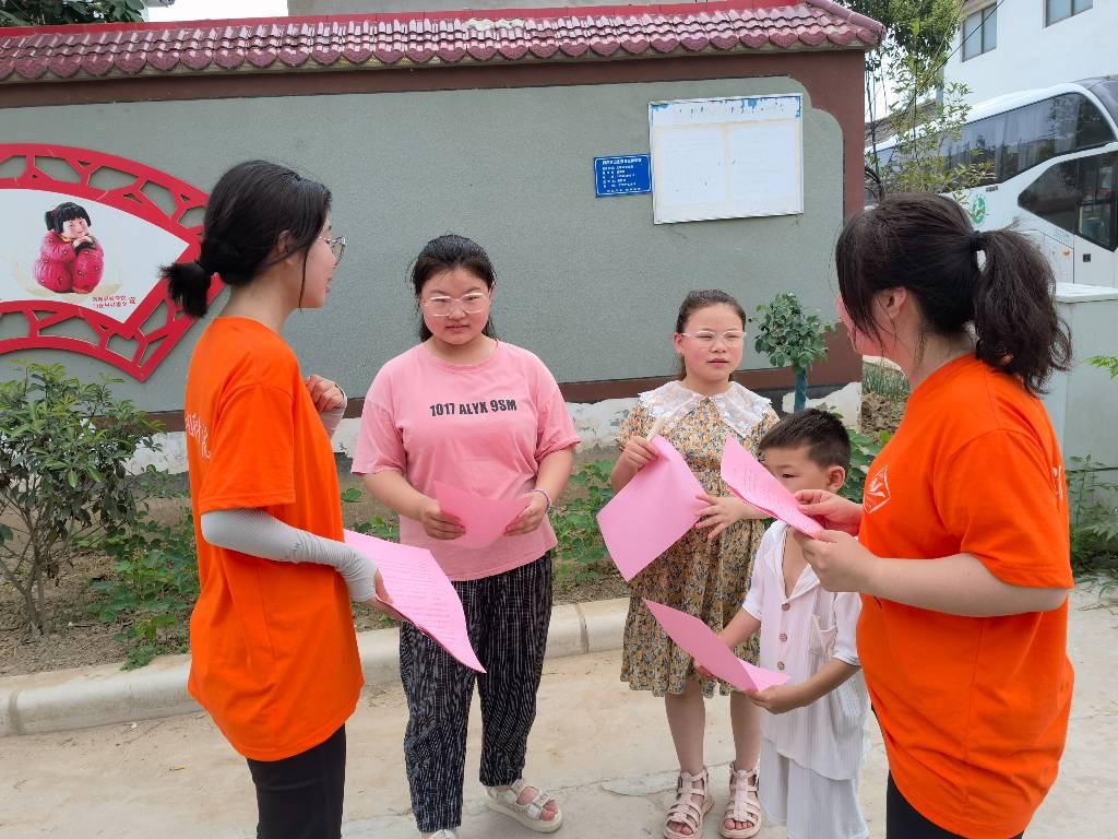 图为河南科技学院实践队员向当地居民了解乡村振兴带来的便利之处。中国青年网通讯员李静怡摄