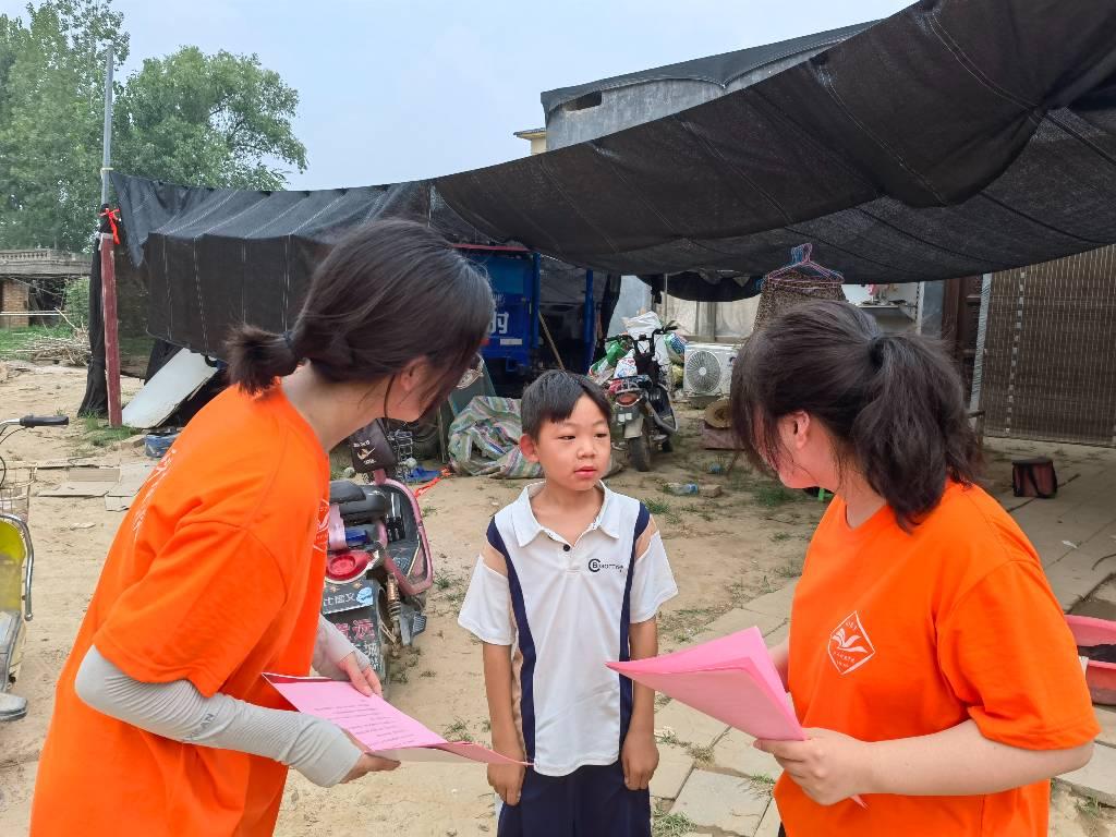 党史调研团队分组对当地村民们对中国共产党发展史知识进行调研，图为对小学生的调研。中国青年网通讯员 李静怡 摄 ﻿