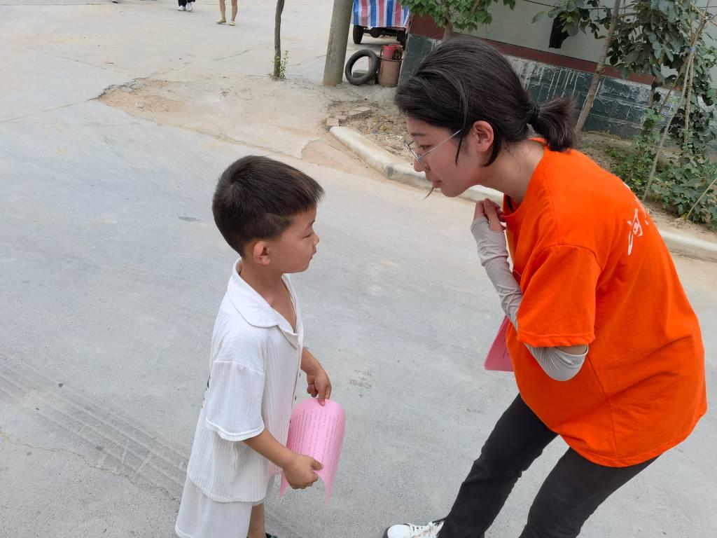 这是志愿团队成员在向小孩子讲述怎样才能健康成长。中国青年通讯网 李静怡 摄