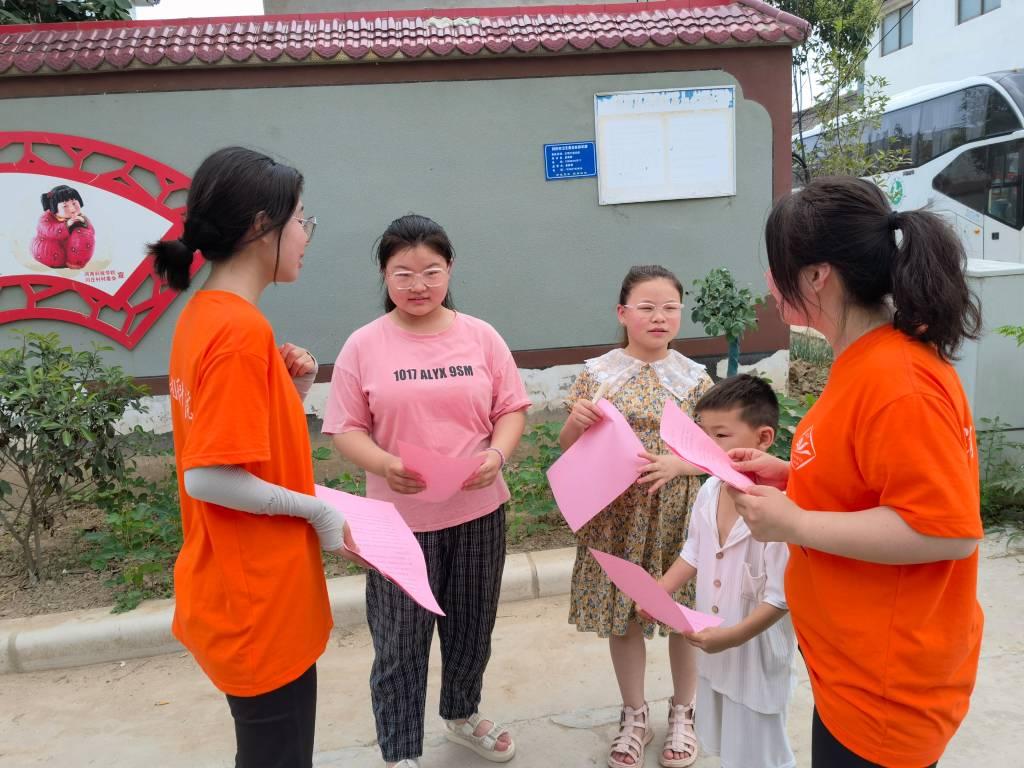 图为实践队员向不同年级学生进行新时代理论宣讲，弘扬传承中国特色社会主义核心价值观。大学生网报通讯员 付子文 摄