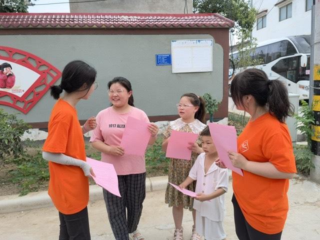 图为宣讲团成员与村民共同学习普通话推广倡议书，为居民进行疑难解答。 中国青年网通讯员 杨青兰 供图