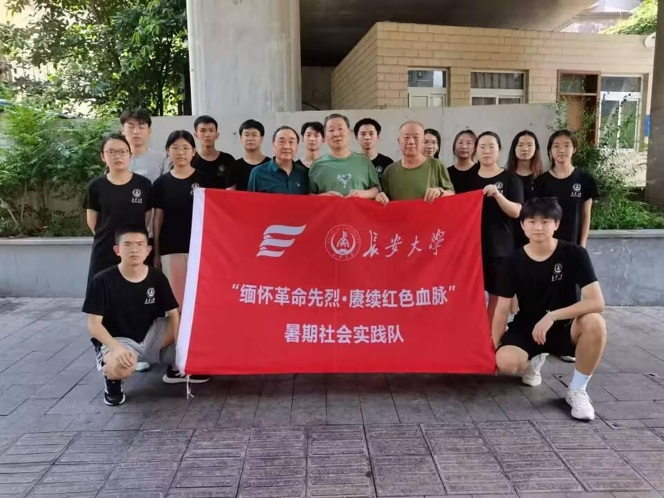 图为实践队员和指导老师与退伍老兵们合影。