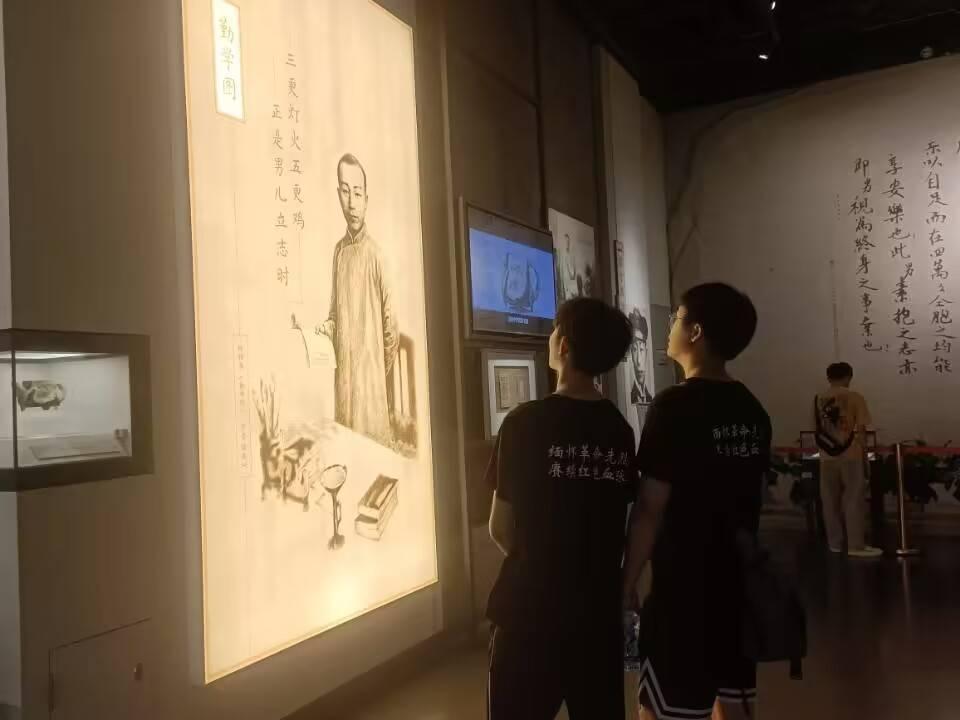 图为实践队员在聂荣臻元帅陈列馆参观学习《勤学图》。