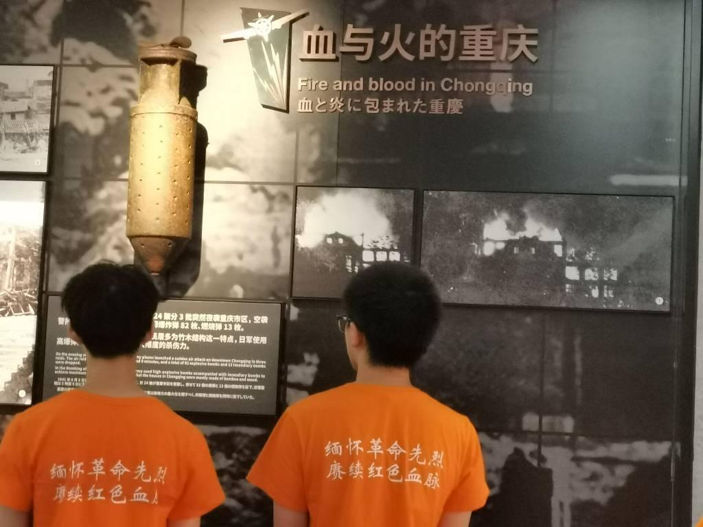 实践队员在重庆大轰炸六五惨案史实展馆参观了解血与火的重庆，感受当时重庆人民的惨痛。