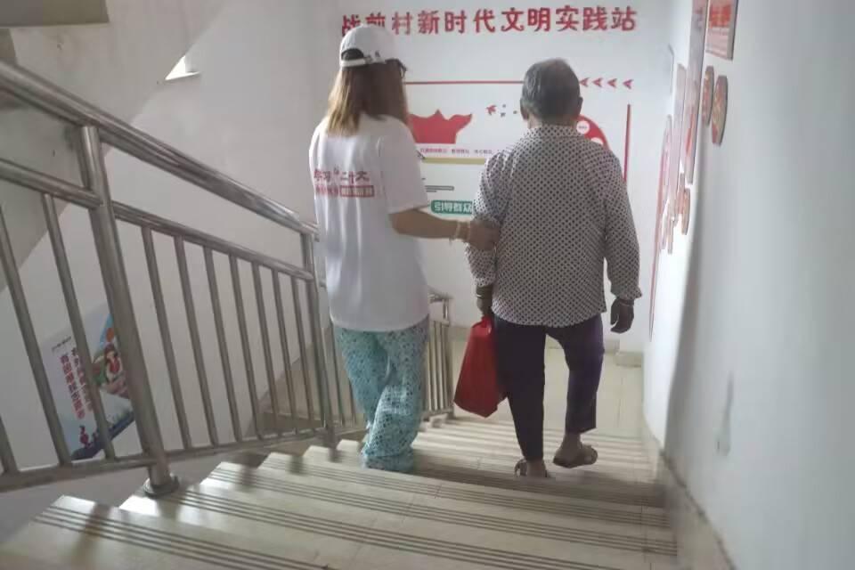 图为实践成员活动结束后搀扶老人下楼