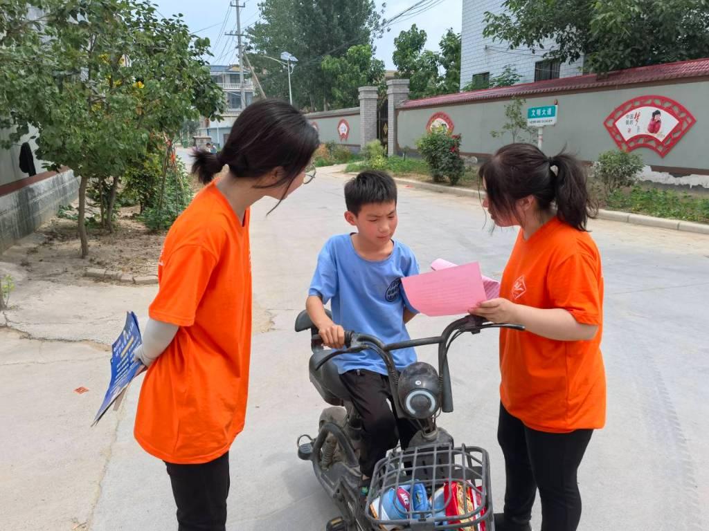 ﻿图为宣讲团成员通过与小学生交谈，讲解普及禁毒防艾知识。大学生网报通讯员 杨迎春 供图