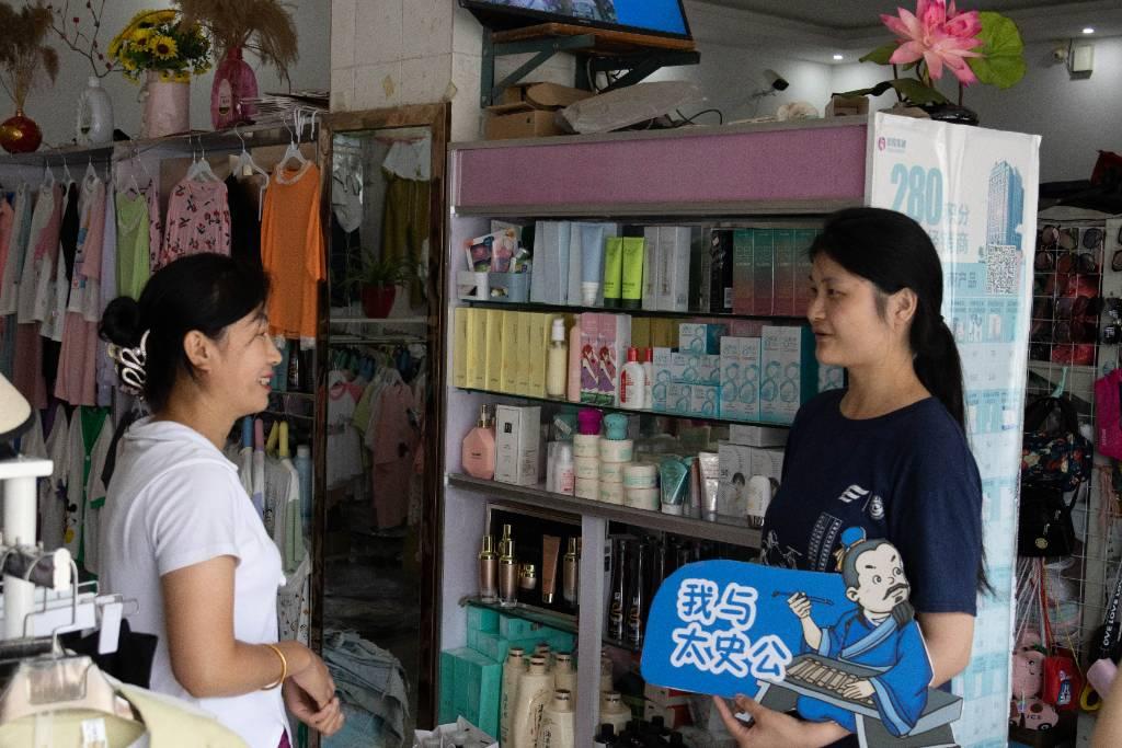 上图为实践团队采访航宇服装店老板陈佩佩，打开戴庄快递物流的第一人。