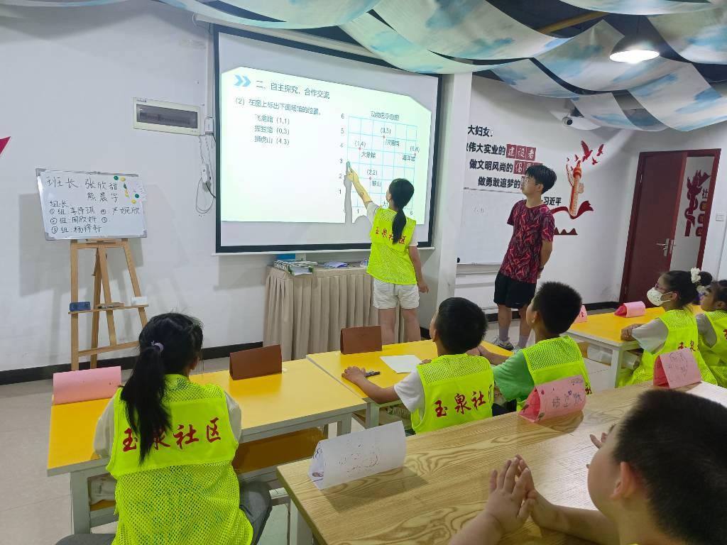 图为志愿者上课提出问题引发小朋友们思考，从而让小朋友大胆上台发言回答问题，提高自信度 湖北第二师范学院 杨美林 供图