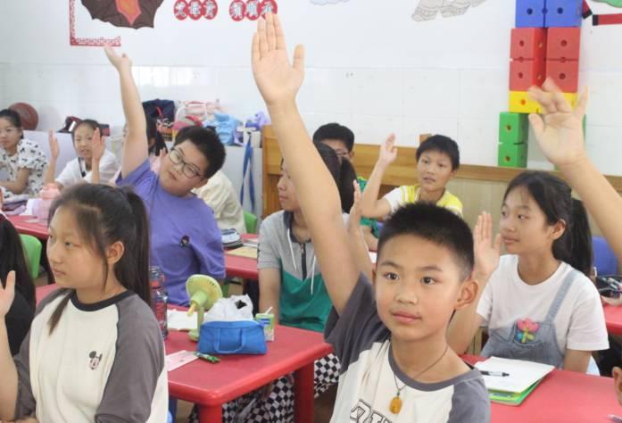 图为班级学生在课堂上认真思考问题并踊跃举手回答问题。大学生网报通讯员 朱畅 供图