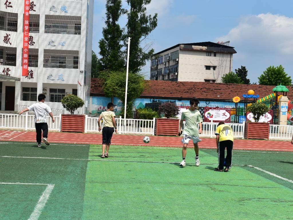 图为支教队员与班级同学一起踢足球在足球场享受阳光和汗水带来的快乐。通讯员 景思溢 供图