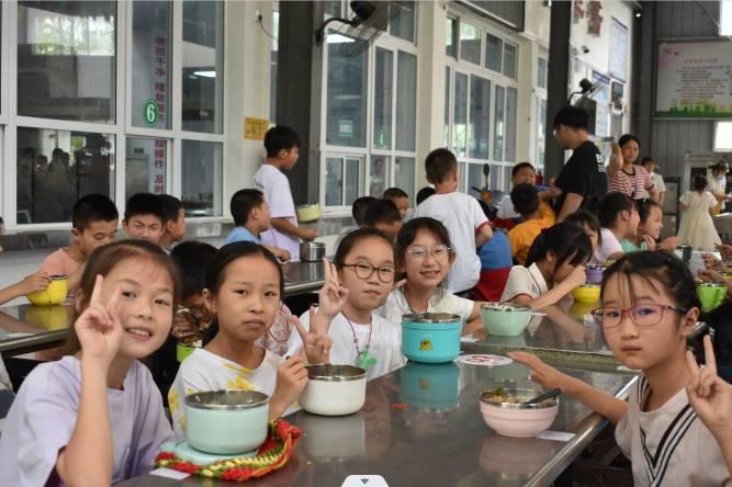 图为班级同学结束上午课程后保持良好秩序在食堂享受美味的午餐。通讯员 景思溢供图