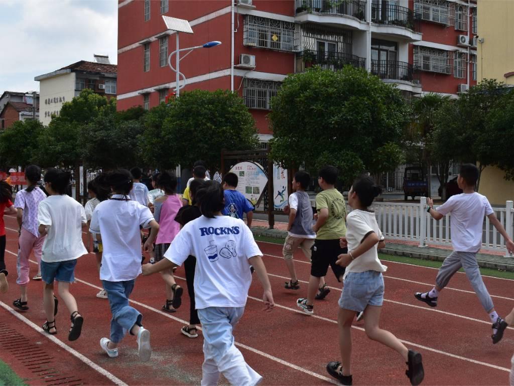 图为支教队员带着班级同学进行课前慢跑运动，充分进行运动前的准备工作。通讯员 景思溢 供图