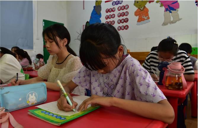 图为班级同学在认真按照老师所讲的内容进行书写，端正了握笔姿势。通讯员 景思溢 供图