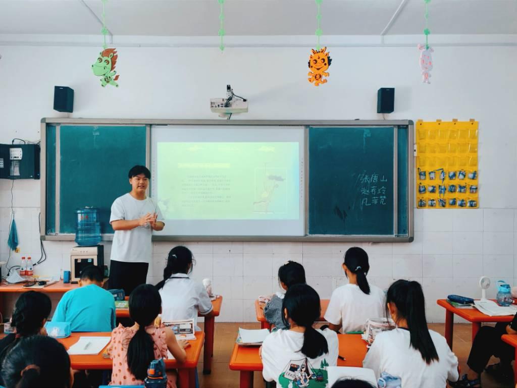 图防溺水课堂上志愿者为提高小朋友们的防溺水意识向小朋友们讲解防溺水基本常识与溺水自救技能。中国青年网通讯 赵梦婷 摄