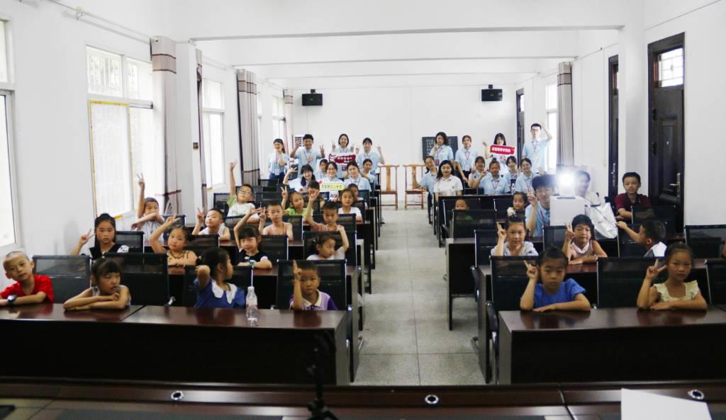 华中师范大学物理科学与技术学院党员国情学习与实践队顺利举行“希望家园”暑期班开班仪式.jpg