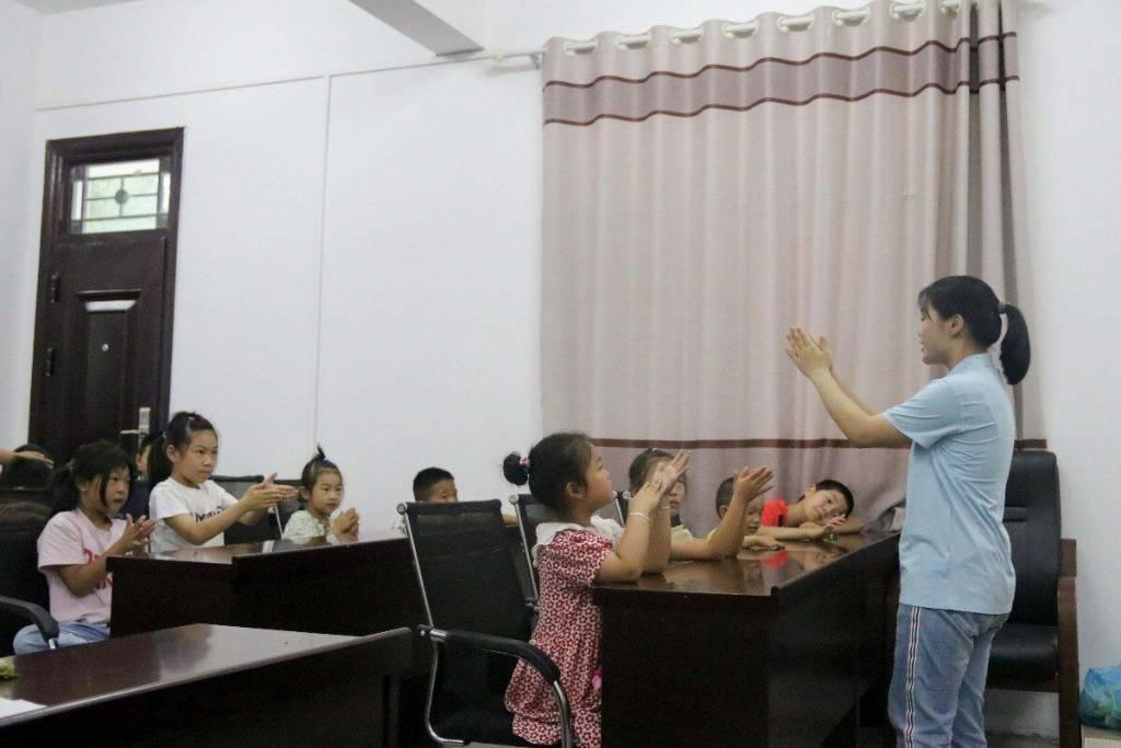 华中师范大学物理科学与技术学院党员国情学习与实践队队员带领孩子们学习“七步洗手法”