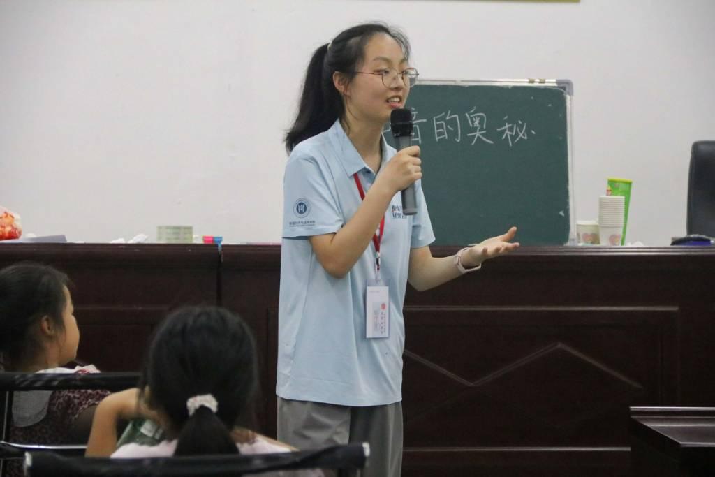 华中师范大学物理科学与技术学院党员国情学习与实践队队员讲解声音的奥秘