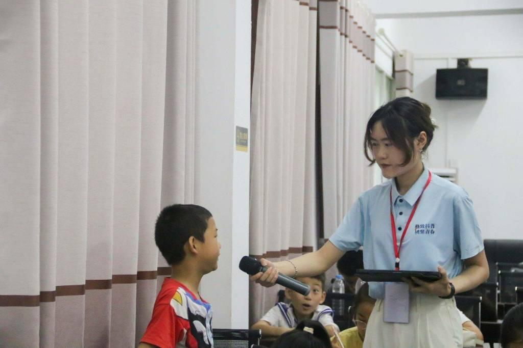 华中师范大学物理科学与技术学院党员国情学习与实践队队员带领小朋友们背诵诗歌