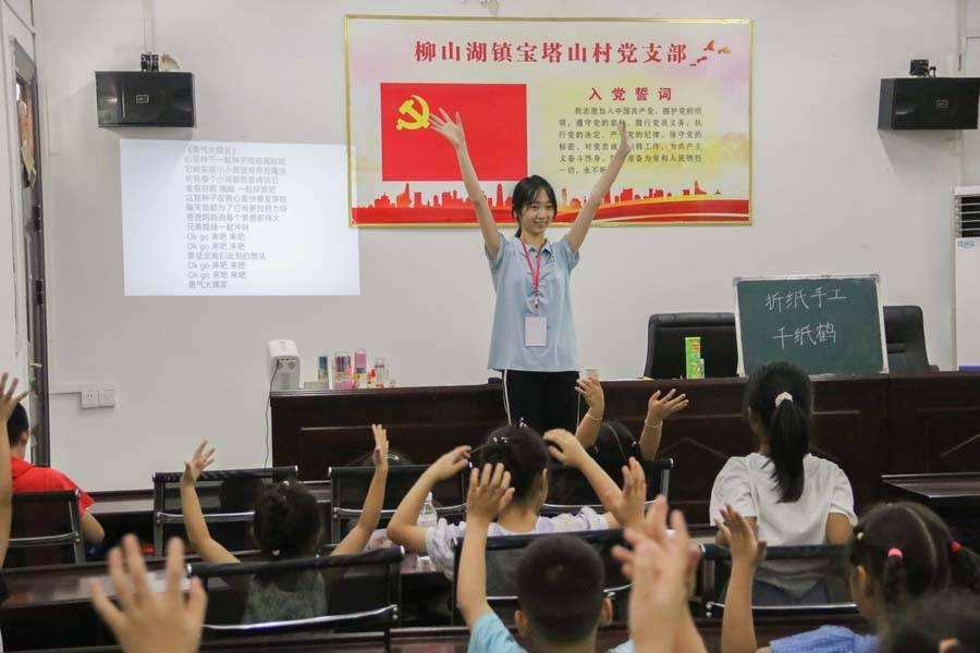 华中师范大学物理科学与技术学院党员国情学习与实践队队员讲解手势舞动作