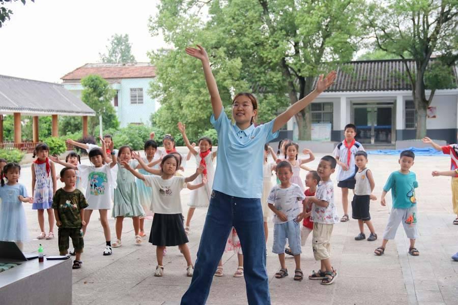 华中师范大学物理科学与技术学院党员国情学习与实践队队员舞蹈课堂