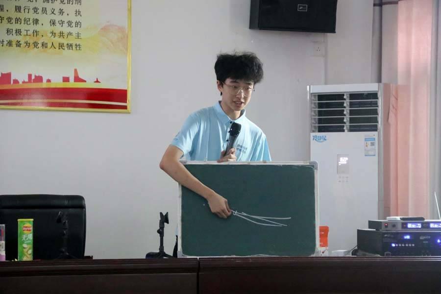 华中师范大学物理科学与技术学院党员国情学习与实践队队员讲解彩虹的形成