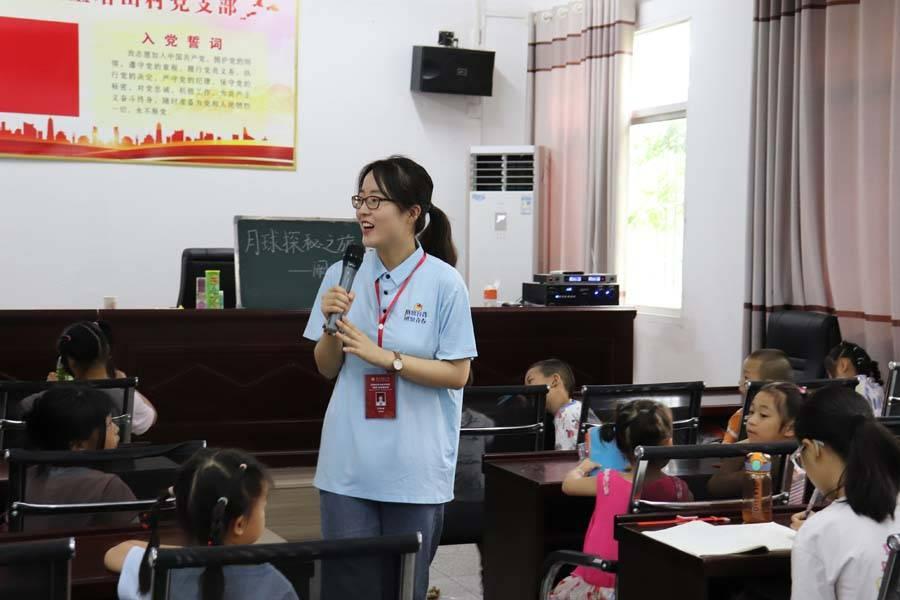 华中师范大学物理科学与技术学院党员国情学习与实践队队员月球科普课堂