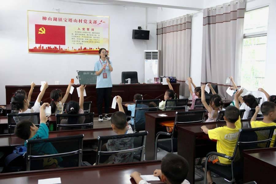 华中师范大学物理科学与技术学院党员国情学习与实践队队员的“扎染”课堂