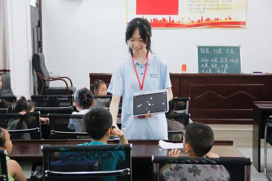 华中师范大学物理科学与技术学院党员国情学习与实践队队员航天课堂