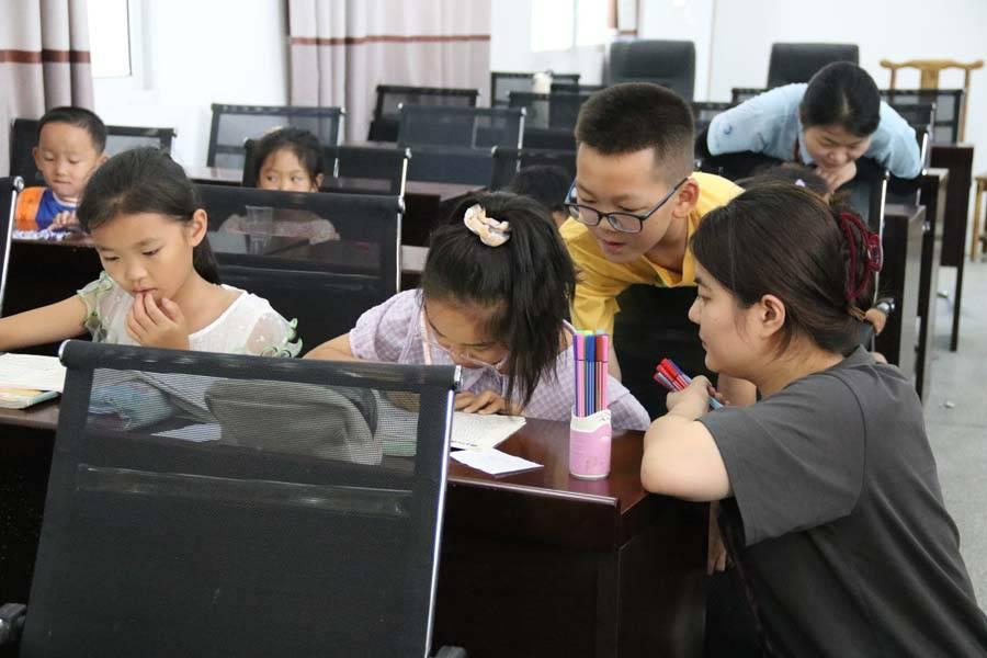 华中师范大学物理科学与技术学院党员国情学习与实践队队员在辅导作业