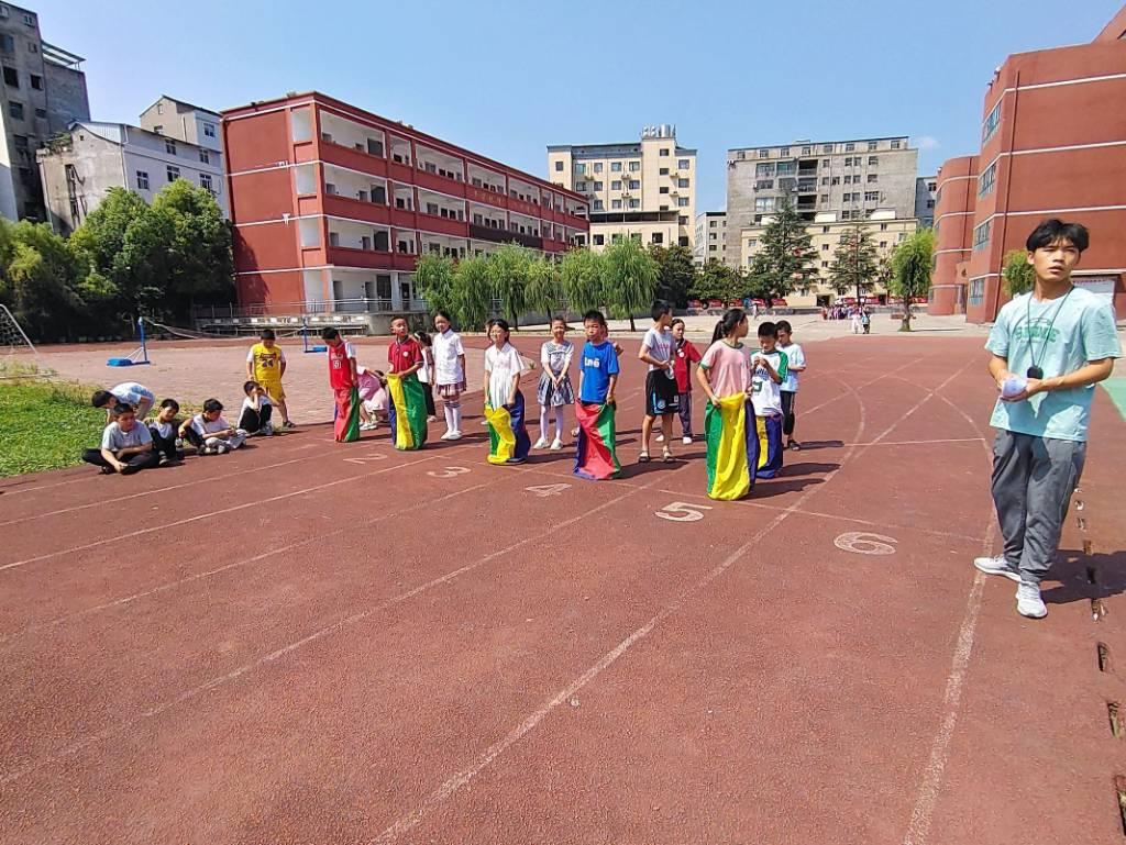 图为志愿者组织的运动会，学生们在这其中学习到团结的力量以及拼搏的精神。