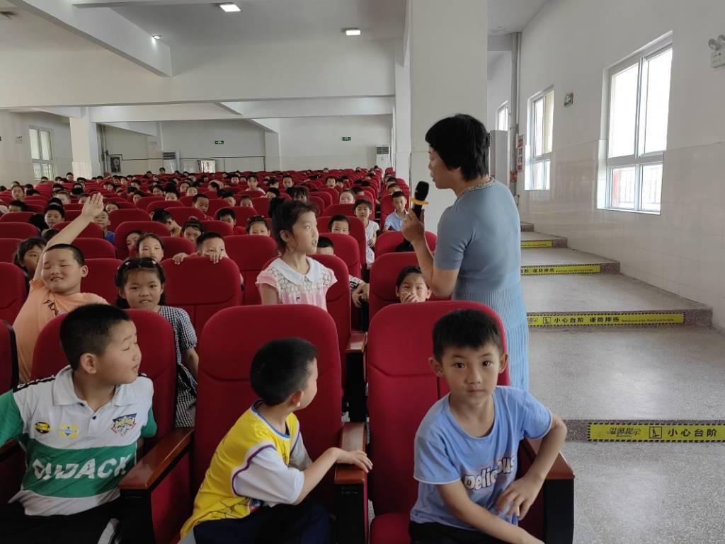 该图为时芸老师提出问题后找同学们回答，在场许多同学都十分积极。