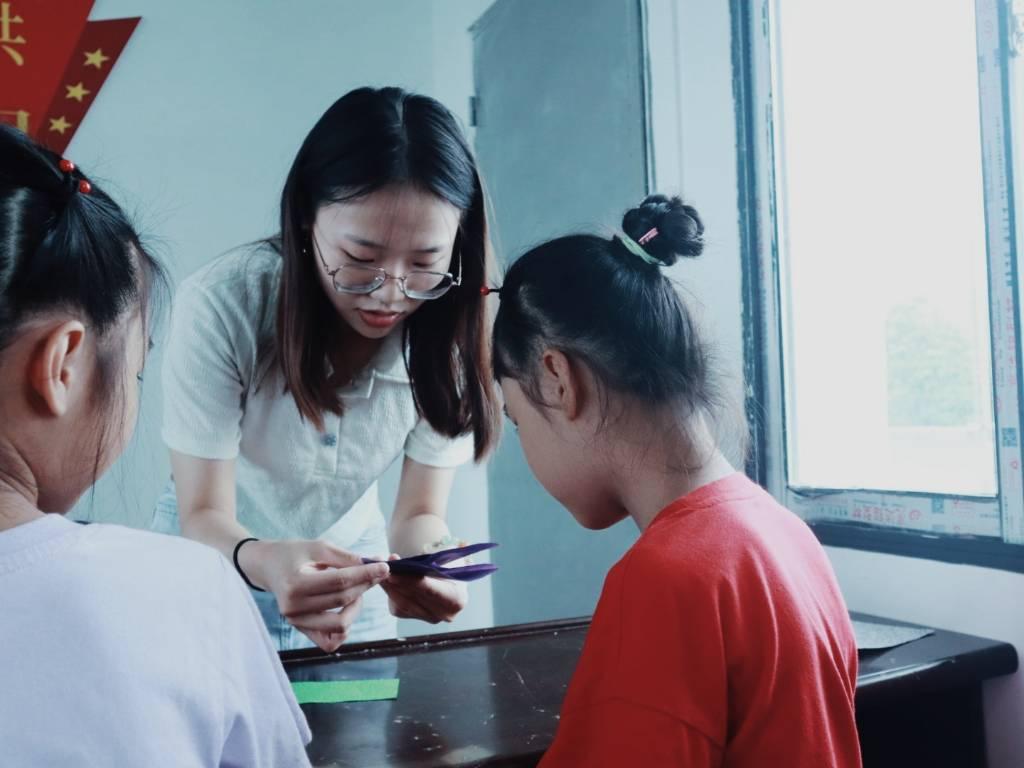 图为老师细心教同学们完成手工作品，提高孩子们的动手能力，也令孩子们的学习不枯燥，劳逸结合才是最正确的教育方式。孩子们也能从趣味中学到不少知识。通讯员 严宏洋 摄