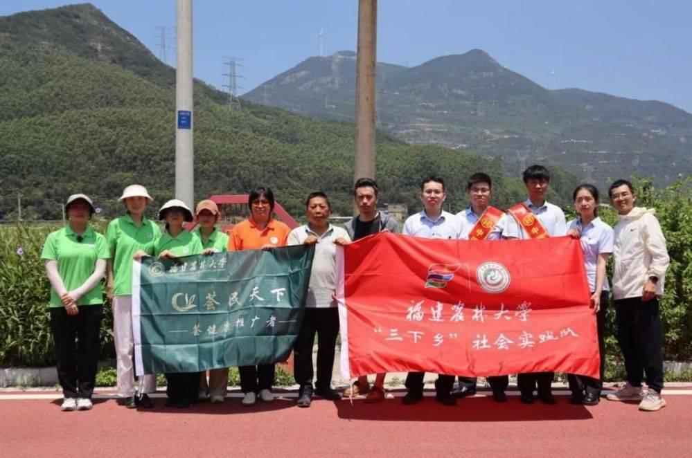 图为实践队成员在芦荟基地前合影。通讯员 陈欣可 供图