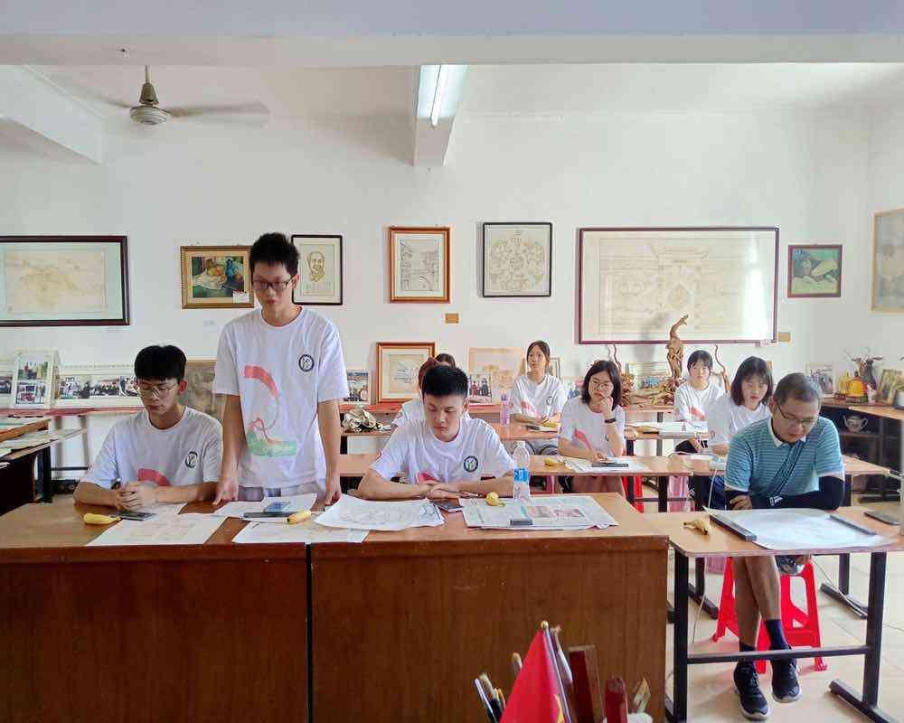 图为座谈会上“拾遗”黄冈分队队长黄茂发言，表达团队及其个人在学习并传承宣纸烙画过程中的体会与感受。