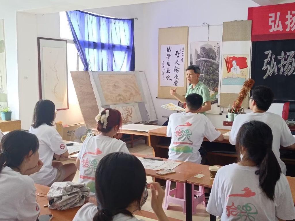 图为 胡友恒老师为同学们讲解宣纸烙画的相关知识。 中国青年网通讯员 袁颖 摄