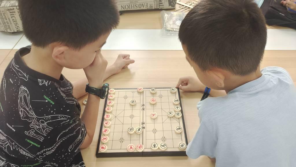 图为同学们课间下棋博弈，斗智斗勇。大学生网报通讯员 肖淼 摄