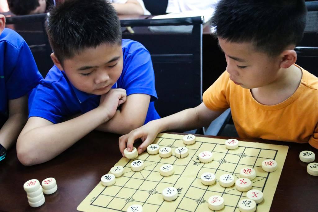 10图为学生课间在老师的指导下进行下棋