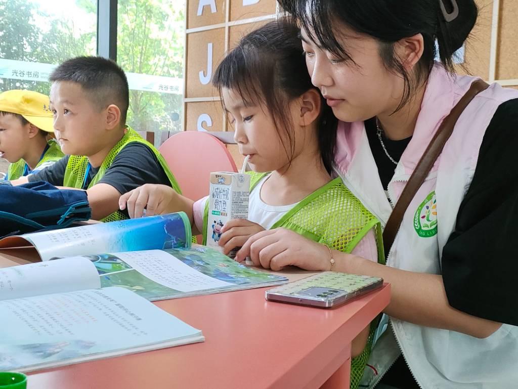 图为志愿者与小朋友们共同在光谷书房阅读，并赋予讲解。中国大学生网报通讯员 赵梓茗 摄