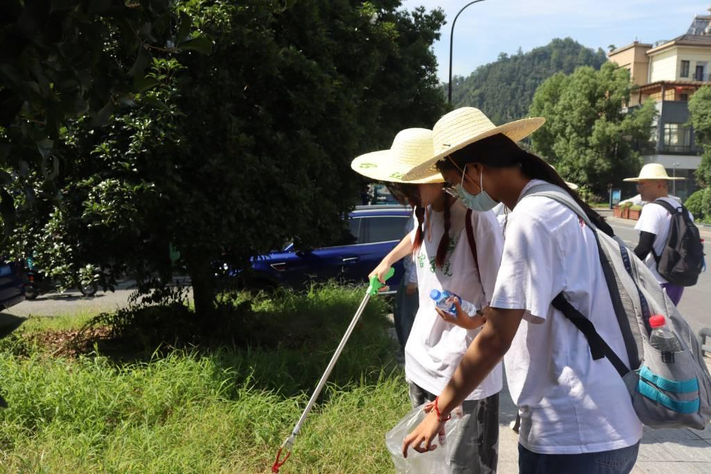 团队成员在住宿地拿到垃圾清理工具后，步行前往昌化镇昌化溪边绿道及南屏山公园，两两分组开始垃圾清理。团队成员们齐心协力，用清扫工具将路旁的烟头、纸巾、纸盒等藏在树丛里、花坛旁、路面上的垃圾捡起，丢进准备好的垃圾袋里。