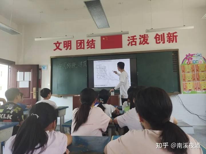 湖北汽车工业学院科技学院青锋·文源志愿服务队7月17日在襄阳市南漳县巡检镇完全小学开展了一系列特色课程，一节中国传统建筑课，让学生们对传统建筑有了更深的了解，对其背后所蕴含的深厚文化底蕴感到自豪，对传统建筑的传承和保护起到了重要作用。 图为老师正在为孩子们介绍中国传统建筑的特征。 中国青年网通讯员 黄智帆 摄