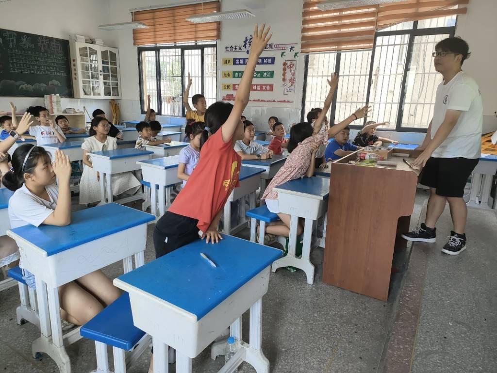 不知不觉一周的时间已经悄然逝去，湖北汽车工业学院科技学院青锋·文源暑期三下乡社会实践队已在襄阳市南漳县巡检镇巡检完全小学开展了一系列的特色文化课程。在古文化课上，志愿者老师们为孩子们娓娓述说千年前的文明；绘画课上，志愿者老师们带领孩子们在纸上绘就梦想蓝图；室外活动课上，孩子们积极参与和志愿者老师们打成一片；志愿者们开设一系列课程，为的就是丰富孩子们的暑期生活，陪伴他们度过一个难忘的暑假。