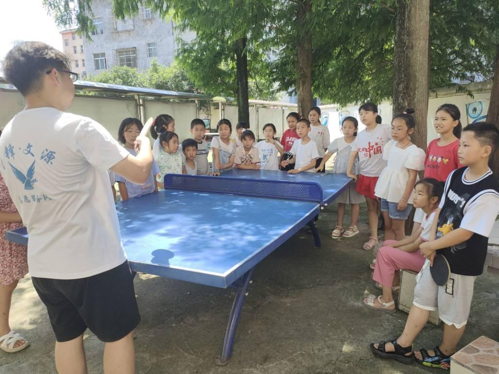 不知不觉一周的时间已经悄然逝去，湖北汽车工业学院科技学院青锋·文源暑期三下乡社会实践队已在襄阳市南漳县巡检镇巡检完全小学开展了一系列的特色文化课程。在古文化课上，志愿者老师们为孩子们娓娓述说千年前的文明；绘画课上，志愿者老师们带领孩子们在纸上绘就梦想蓝图；室外活动课上，孩子们积极参与和志愿者老师们打成一片；志愿者们开设一系列课程，为的就是丰富孩子们的暑期生活，陪伴他们度过一个难忘的暑假。