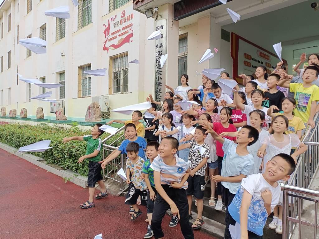 不知不觉一周的时间已经悄然逝去，湖北汽车工业学院科技学院青锋·文源暑期三下乡社会实践队已在襄阳市南漳县巡检镇巡检完全小学开展了一系列的特色文化课程。在古文化课上，志愿者老师们为孩子们娓娓述说千年前的文明；绘画课上，志愿者老师们带领孩子们在纸上绘就梦想蓝图；室外活动课上，孩子们积极参与和志愿者老师们打成一片；志愿者们开设一系列课程，为的就是丰富孩子们的暑期生活，陪伴他们度过一个难忘的暑假。