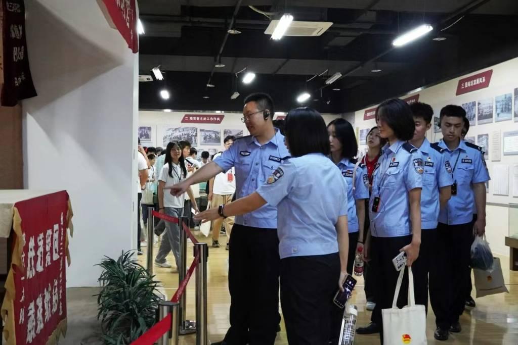 图为实践队成员参加中国人民抗日军政大学纪念馆。中央司法警官学院 郑竞豪 供图