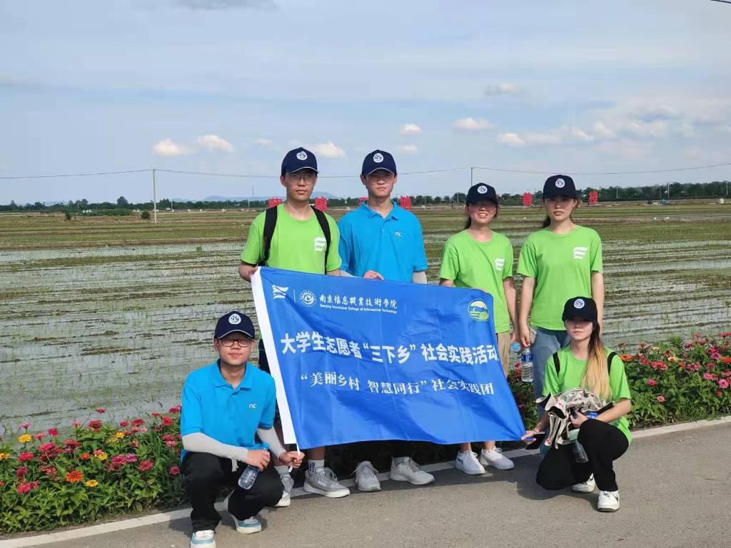 图为实践团成员在“藏粮于地，藏粮于技”前合影。大学生网报 通讯员 吴园园