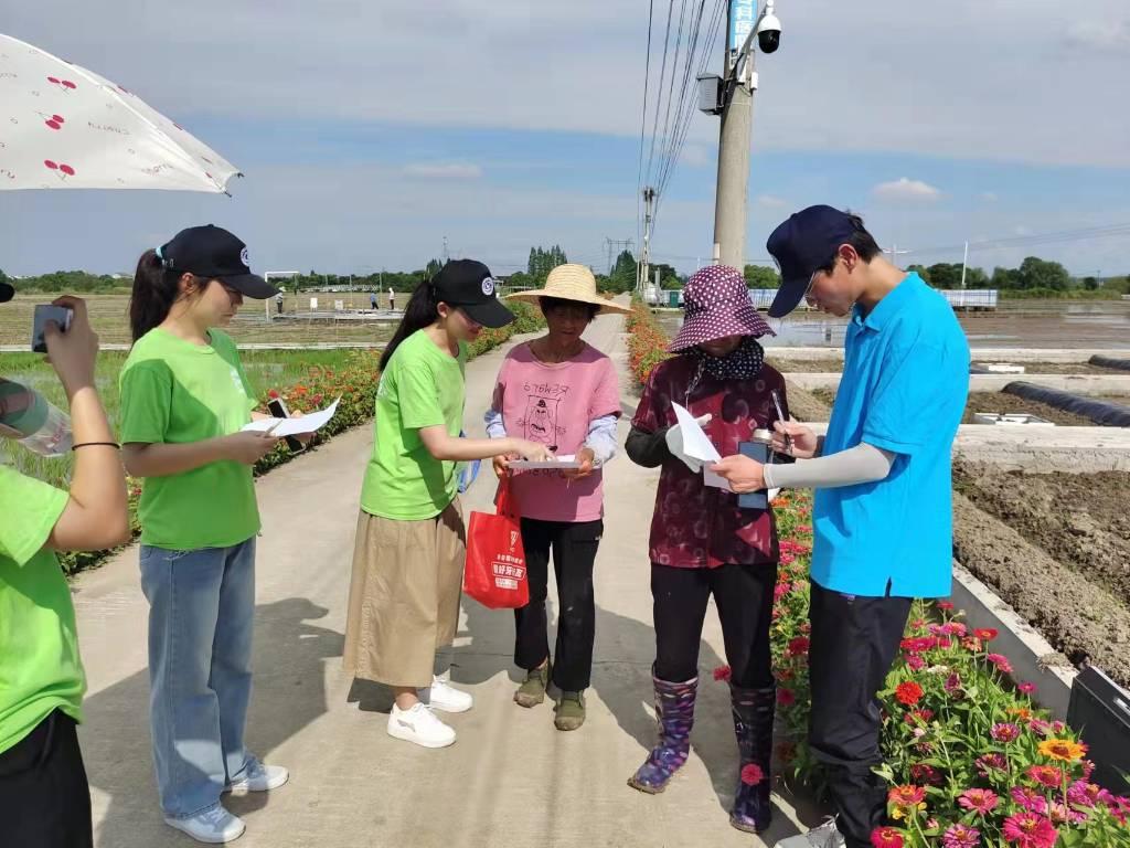 图为实践团成员正在实地调研。大学生网报 通讯员 吴园园