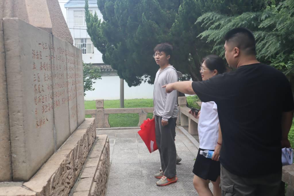 实践团成员指导老师带领同学认真学习了洋澄县政府纪念碑的历史由来，重温了洋澄湖抗日游击战争的革命历史，用红色革命精神引领实践方向。