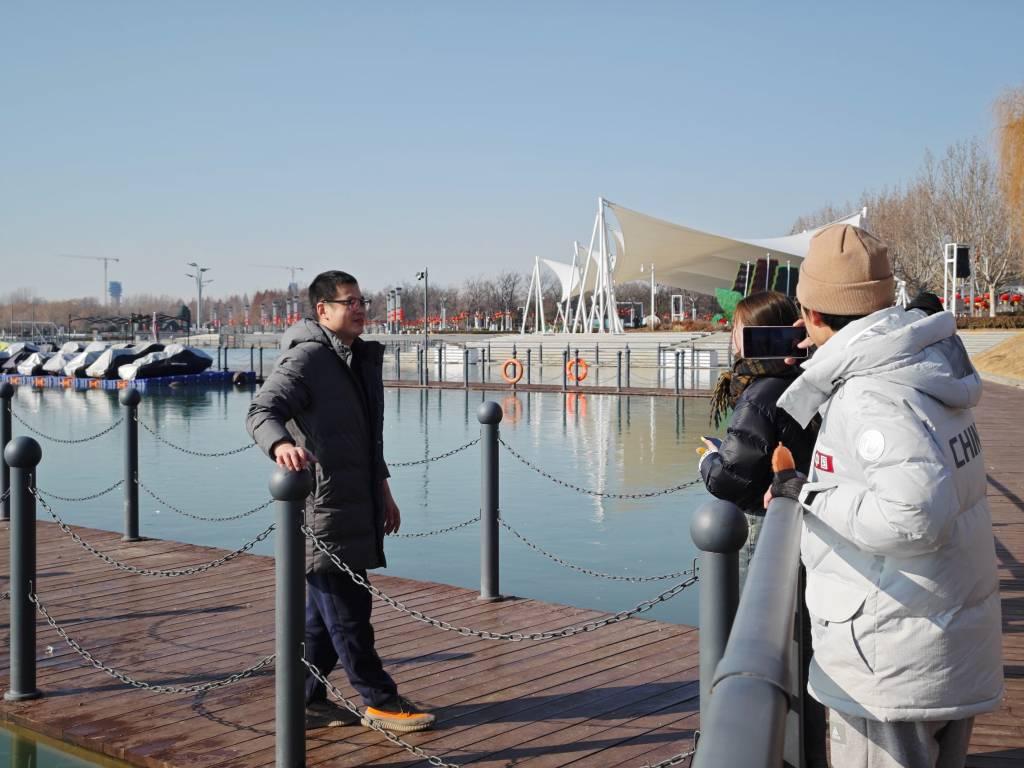 实践队员热情地采访前来太白湖景区游玩的游客，游客大哥热心回答队员提出的问题