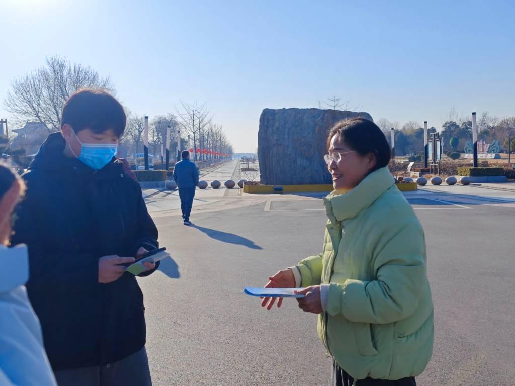 实践队员采访太白湖丁主任，丁主任热心回答队员提出的问题，并热心地介绍太白湖景区的历史底蕴