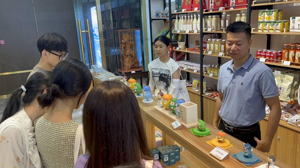 图为实践队队员参观位于西江大酒店的线下文创店。大学生网报通讯员 卢明致 摄